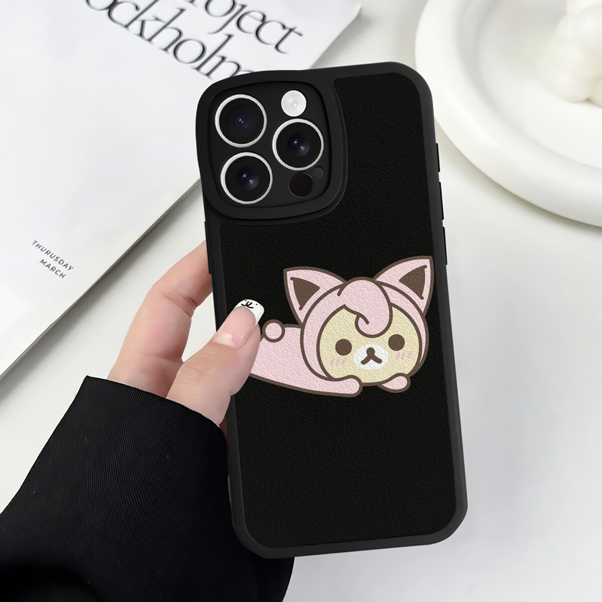 （画像用） リラックマ リラックマ キイロイトリ Rilakkuma Korilakkuma Kiiroitori 【iPhone 16シリーズ対応】シリコンスマホケース（レザー調） 材質：シリコン